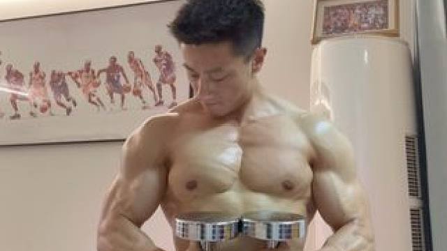 哑铃练胸打造立体胸型 #健身 #健身干货 #胸肌训练 #哑铃练胸 #健身小白必看经验