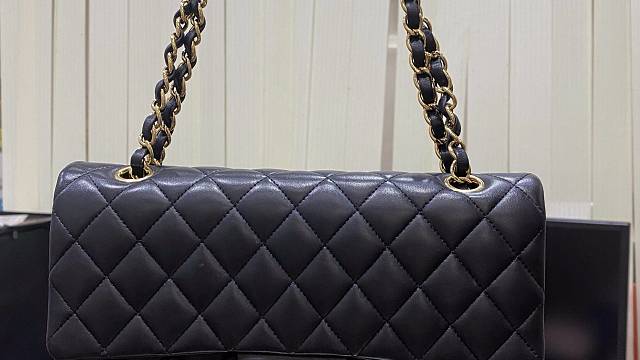 听人劝买黄金，我把香奈儿包给换了！

今天店里来位小姐姐，拎了只香奈儿来DD。问为啥？她说最近老听说