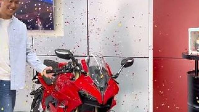 又是一个发自内心的笑，恭喜帅哥喜提赛550ES