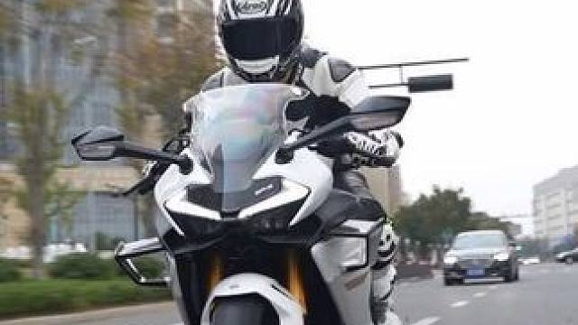 想看看你们的750改成啥样了#春风750srs #arai头盔 #创作人计划