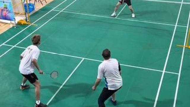 精彩激烈的羽毛球男双比赛