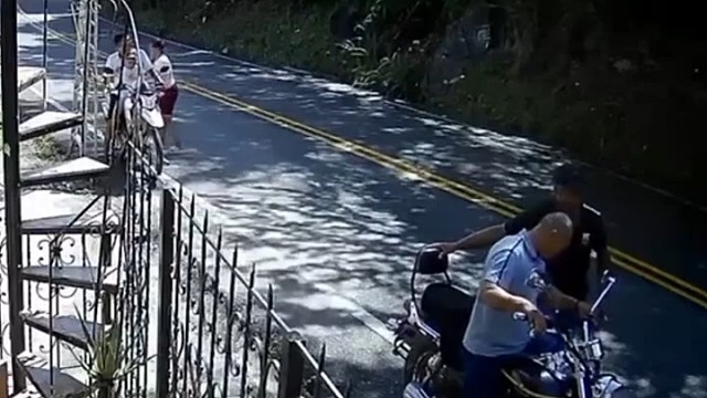 注意看，最后那下松离合把车憋熄火了[捂脸]