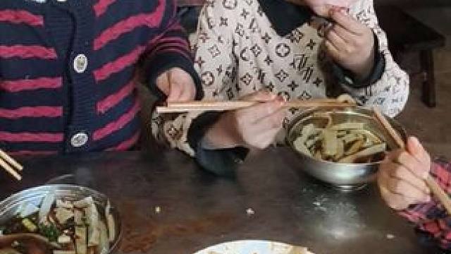 四个孩子挺喜欢吃凉粉。