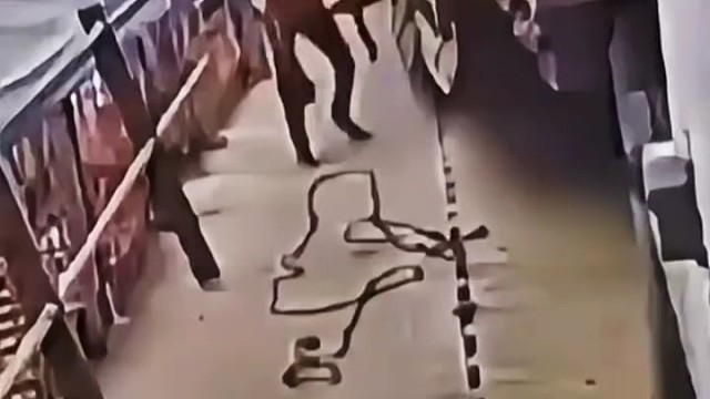 为什么不往车下面躲