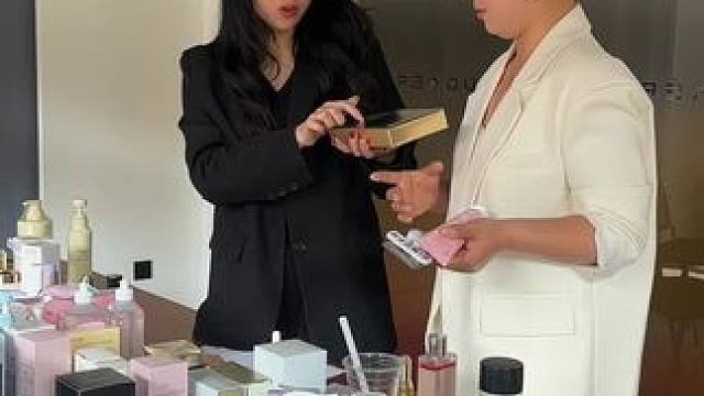 人活着，就是争口气 ！我向阳而生，我铮铮向上，我不言不弃 我的风华隐在眉宇，我的骄傲长在风骨，无论经