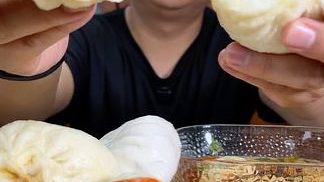 早餐局，透油包子配豆腐脑。