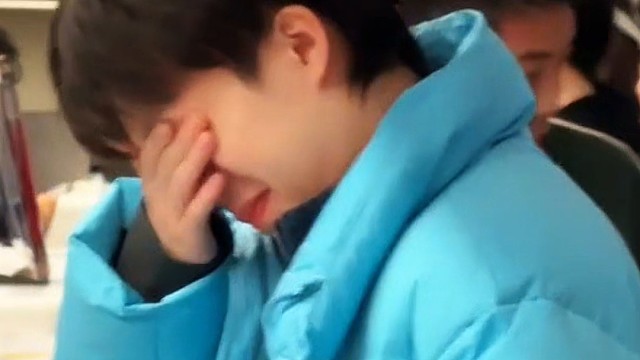 国乒一大早出发香港，大家困得直打哈欠，太不容易了