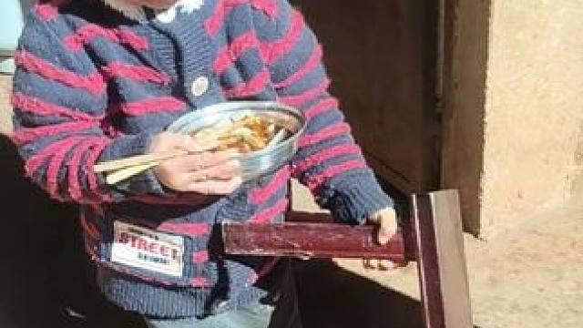 四个孩子都喜欢吃凉粉。