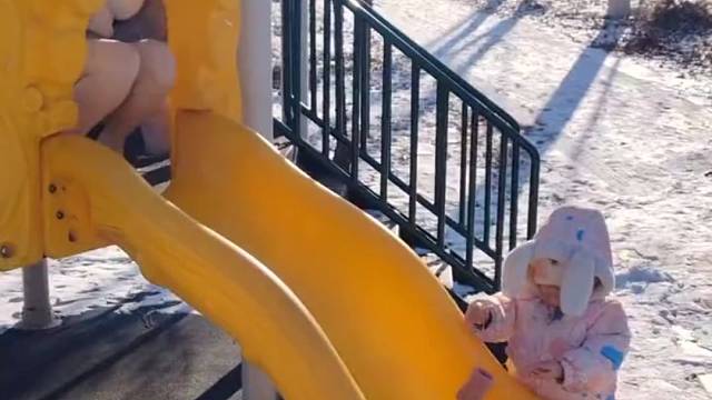 野外抓拍性感女人迷惑一幕：太炸裂了？难道是什么人体行为艺术？？？