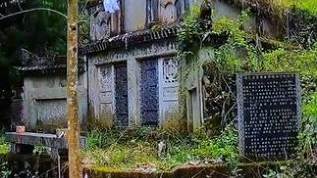 唐八王墓是位于重庆市武隆区接龙乡的一座清代 ，墓主人是一位在当地有影响力的大地主，因其声望和财