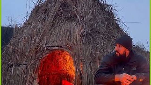 野外生存就地取材用芦苇草建造蒙古包草屋，这野居谁看了不迷糊 #荒野建造 #解压助眠 #野外生存 #真