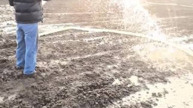 你不懂，父母为了小麦能出苗，
零下的天气蜷缩地头排井，凌晨摆管子，那种无奈和心酸只有自己知道…….#