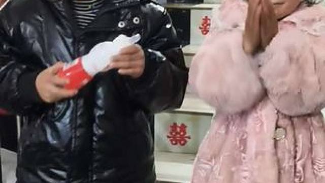 带孩子来吃酒席。#农村孩子