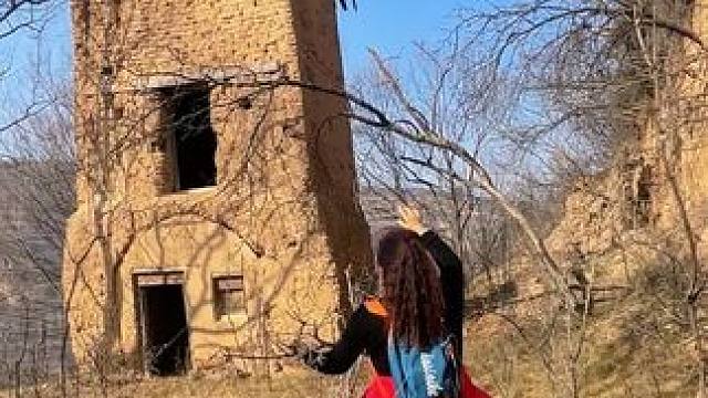 路还是那条路，但你我已历经沧桑，小时候拼命想逃离的地方，却是长大后，想回也回不去的地方，不是音乐有毒