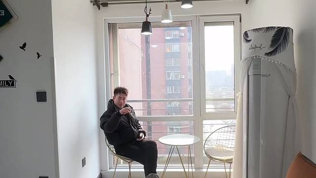 坐在窗户旁边，啃烧鸡