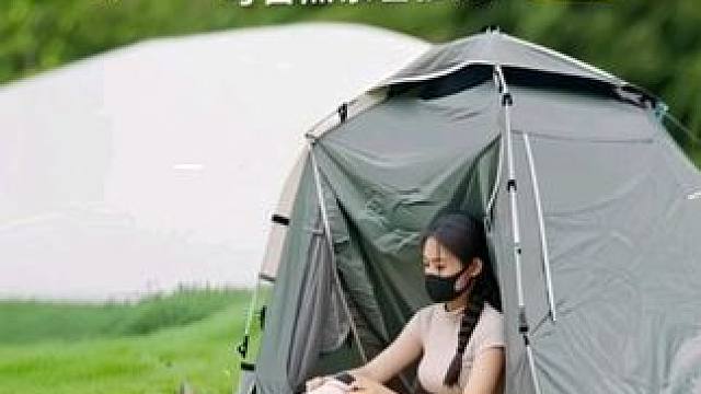 独自一人在绿草茵茵的草地上露营—与大自然亲密接触，放松身心