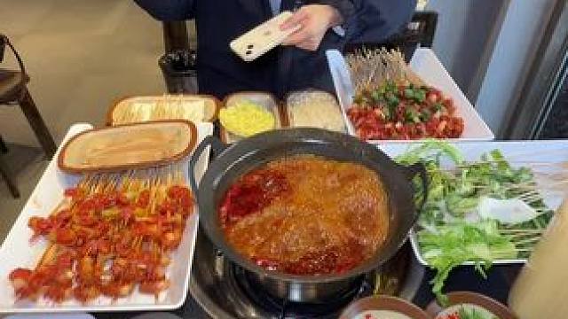 犍为的朋友118四个人吃一顿串串真的划得着！建议先囤#李馋馋鲜牛肉串 #串串 #犍为美食