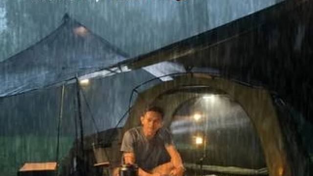 独自一人在雷雨交加的暴雨中露营，放松身心，酣然入睡