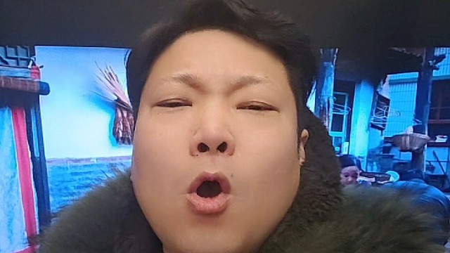 你看你看月亮到了脸