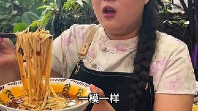 好多网友质疑胖妹直播煮的面条是不是加了东西，今天就带大家一镜到底看看