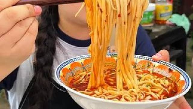 真材实料才是好的套路，一桶足足两斤！ #小面调料   #重庆小面   #地道美食