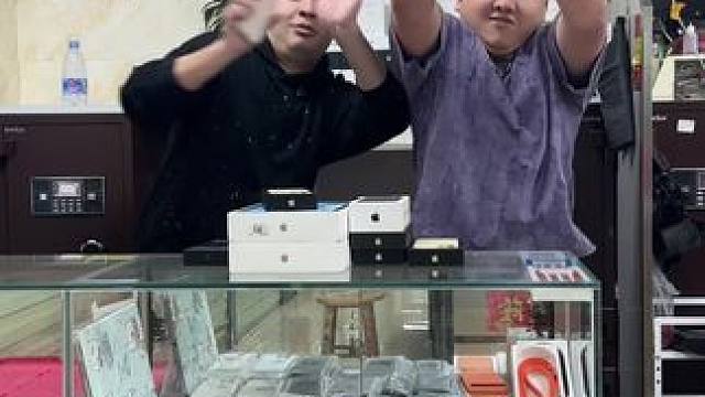 买个手机，意见不合就干起来了#二手手机 #苹果手机 #搞笑 #上热门 #数码科技