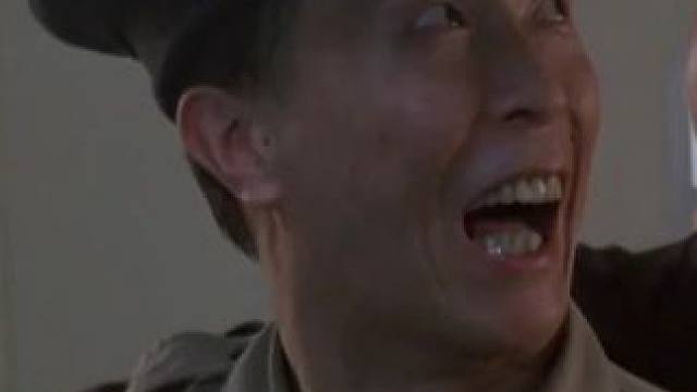 犯人为了越狱，竟利用捧杀系统机智逃生，《求爱反斗星》