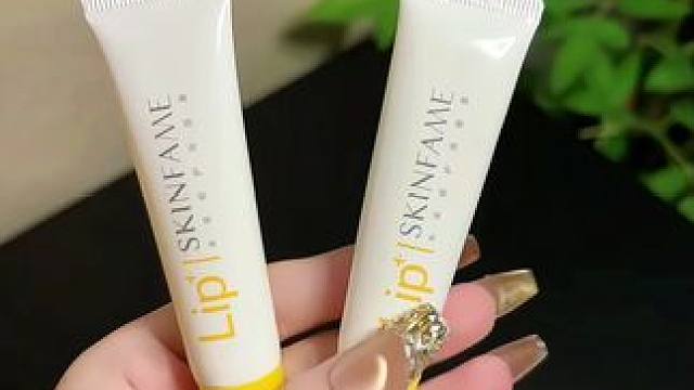 干唇星人狂喜！不冷门但巨水润的未来润唇膏！这个冬天再也不用撕嘴皮了！#润唇膏 ＃未来修护润唇膏 #S