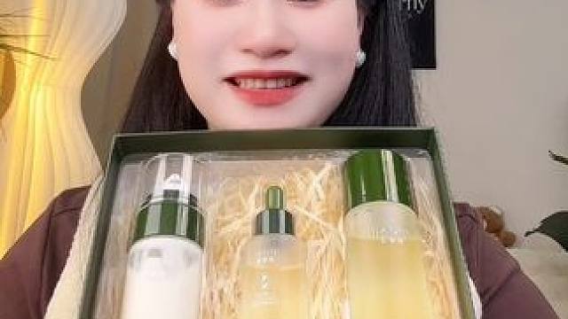 经常熬夜小脸暗沉的姐妹你赶紧来试试这个积雪草熬夜四件套!关键这个价就到手 快冲快
冲!!#护肤好物 