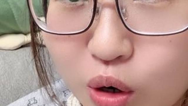 赵丽颖独自出门逛街