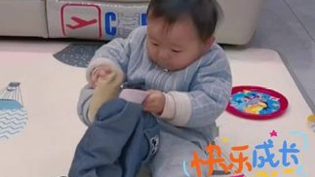 哈哈…我们家的小可爱 下雪了我要添衣哈哈 奶奶拍的