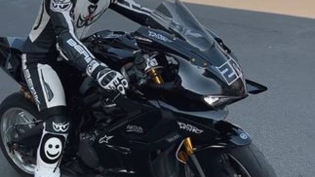 该换的不换 贴几个贴纸就给自己当改装车了#春风675sr