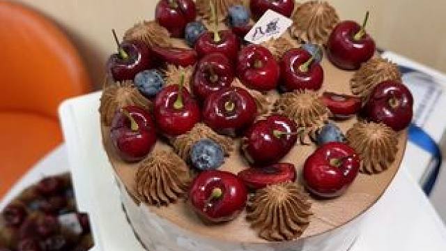 原来好朋友真的会在我生日当天，给我买喜欢吃的车厘子蛋糕 车厘子蛋糕