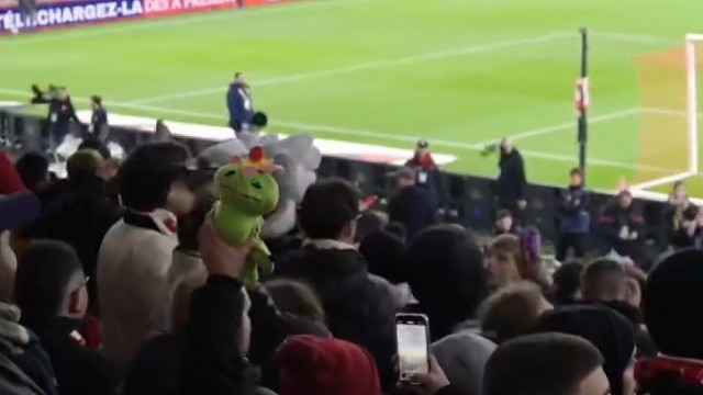 世界破破烂烂，里尔球场总有人缝缝补补太好哭，也太难了