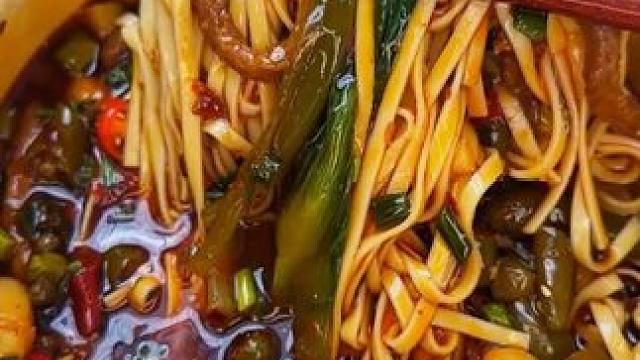 中午菜炒多了，晚上直接拿来下面，加上向料太好吃了#吃货必备 #小面调料