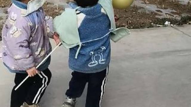 双双今天玩得可开心了。#农村孩子