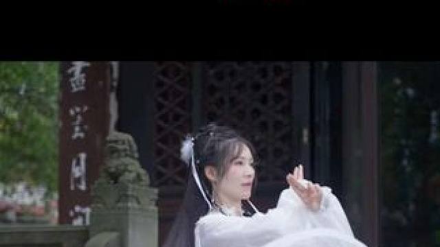 “我提笔不为离愁 只为你转身回眸”