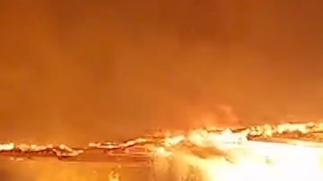 离谱！芬超球队降级，球迷直接放火焚烧球场#足球