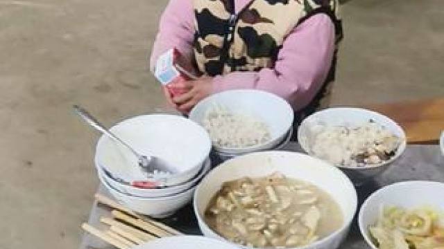 双双出门挺乖的。