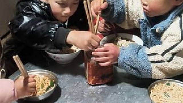 今天煮米线吃。#农村孩子