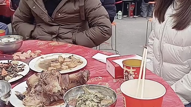 以前见到都是老婆娘打包，今天才见到美少妇也打包[捂脸]