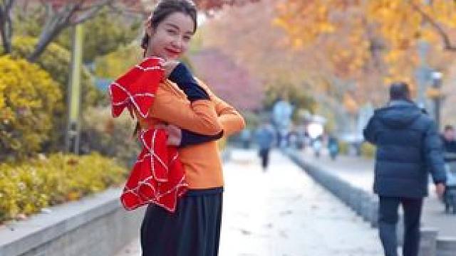 这是谁家大美人 真的是风格百变的一天 #谁家大美人 #手绢花 #谁家大美人可以扭起来了 #抖音热门舞