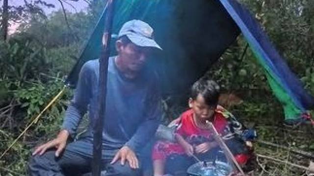 和儿子一起野外生存露营 在野外教授生存技能 ，体验丛林生活