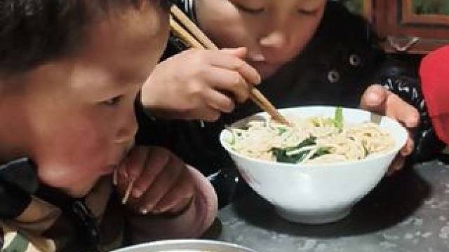 孩子们挺喜欢吃米线。#农村孩子