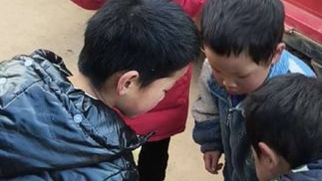 今天买了点甘蔗来给孩子们吃。#农村孩子