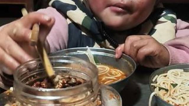 大双喜欢吃米线。#农村孩子