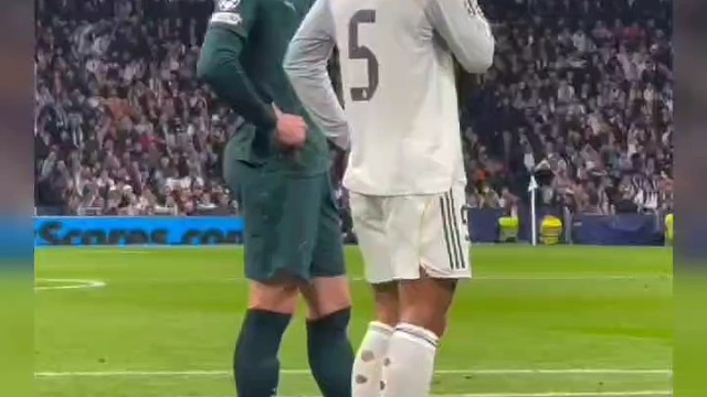 哈兰德与贝林厄姆神秘交流，引发球迷猜测。