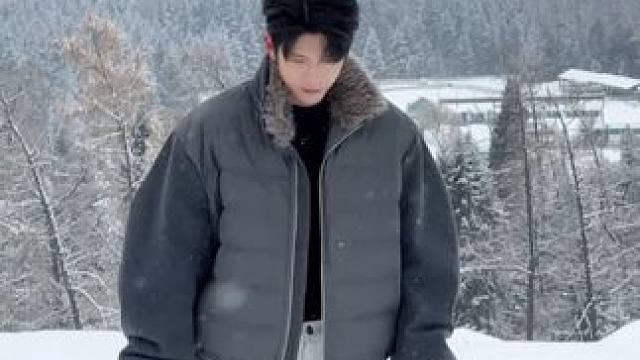 该怎么去形容这种感觉呢！ #排骨羽绒服 #羽绒服穿搭 #秋冬就是男生穿搭的主场