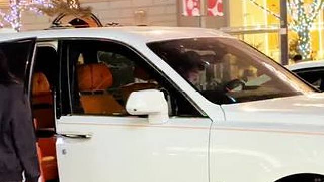 坐在库里南的小姐姐能有什么烦恼呢，身穿十几万克罗心牛仔裤，都能抵普通人一年的工资了吧#克罗心牛仔裤 