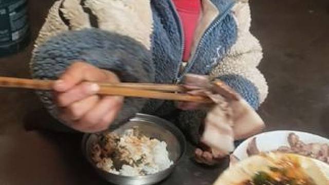 大双喜欢吃肉。